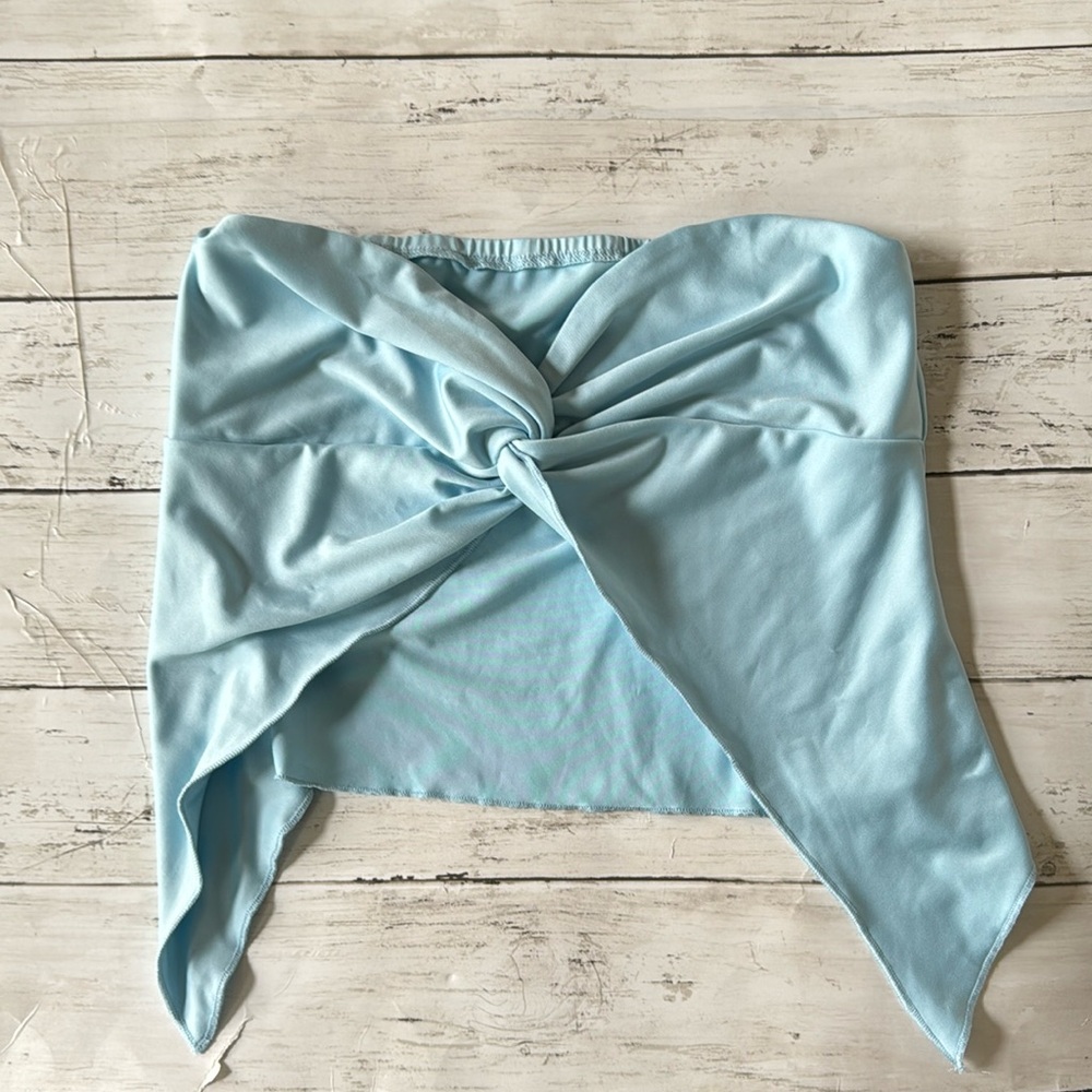Strapless crop top with gathers in the center